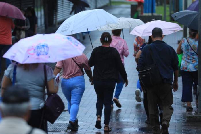 También existe riesgo de descargas eléctricas y ráfagas de viento durante el desarrollo de las tormentas.