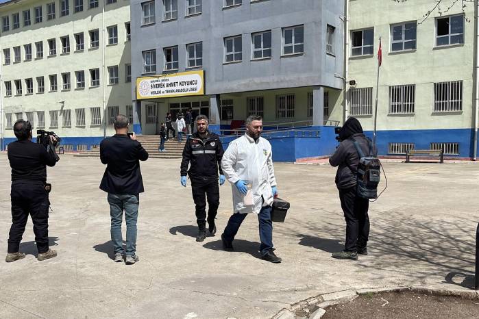 La policía turca investiga el tiroteo que tuvo lugar en una escuela en el distrito de Siverek de Sanliurfa, Turquía, el 14 de abril de 2026.