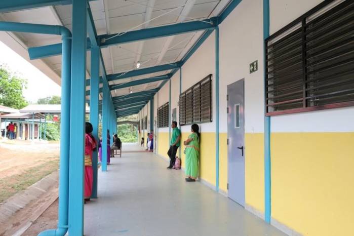 En esta foto la inauguración de tres escuelas más en la comarca Ngäbe Buglé, que reemplazan aulas rancho por nuevas instalaciones.