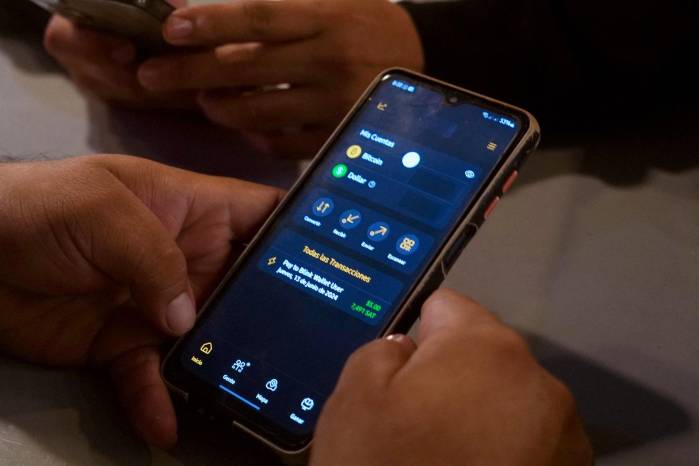 La Autoridad de Protección al Consumidor y Defensa de la Competencia (Acodeco) ordenó la suspensión provisional del aumento en las tarifas de telefonía móvil.