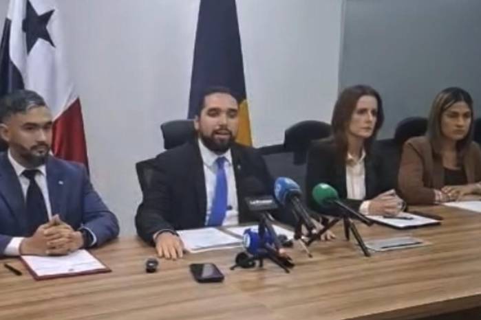 Los diputados Alexandra Brenes y Roberto Zúñiga plantearon que Herrera no ha cumplido con el acuerdo de Vamos para apoyar su candidatura a la presidencia de la Asamblea.