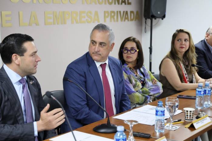 Cabrera se reunió con un grupo de miembros del CoNEP.