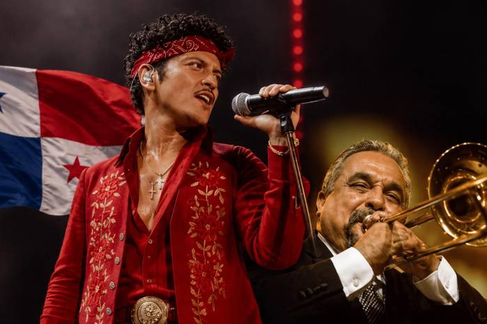 El artista interpretó fragmentos de “La Murga”, la emblemática canción popularizada por las leyendas de la salsa Willie Colón y Héctor Lavoe.