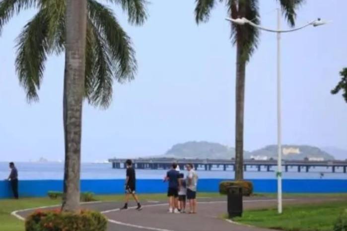 Especialistas señalan que factores como la alta densidad de construcciones, el asfalto y la escasez de áreas verdes contribuyen a que los barrios acumulen más calor.