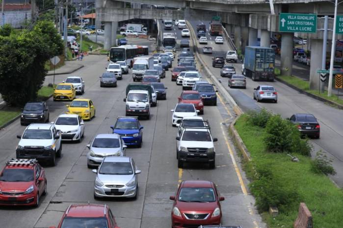Ante el aumento del flujo vehicular, las autoridades implementaron la inversión de carriles hacia el interior.