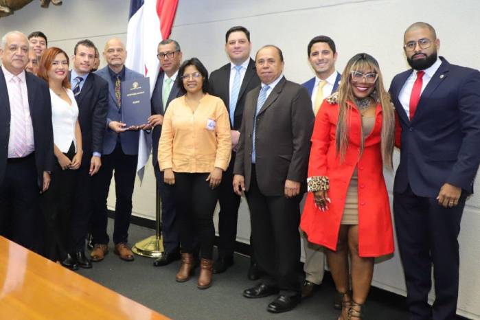 El 29 de julio de 2025, se aprobó en tercer debate, el proyecto de ley No. 168, que modifica la Ley 350 de 21 de diciembre de 2022, que regula el ejercicio de la Abogacía en Panamá.