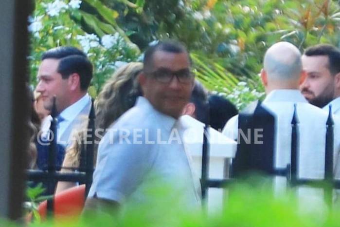 El embajador Kevin Cabrera saludo a alguno de los invitados a la recepción.