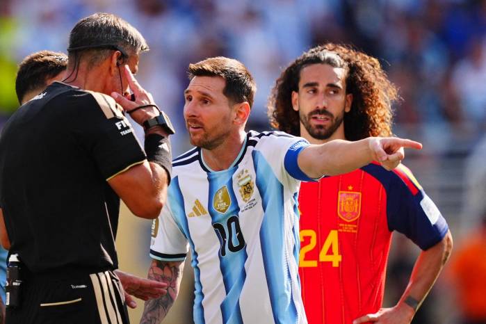 En el video aparece Lionel Messi reclamando una decisión.