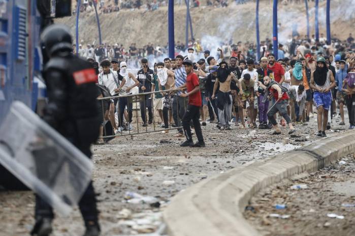 La decisión fue impulsada después de que miles de migrantes cruzaran desde Marruecos hacia Ceuta.
