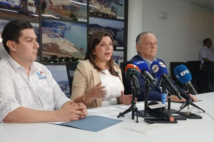 En la conferencia de prensa de la entrada en vigor del fallo estuvieron Max Flores por la AMP; la ministra de Trabajo, Jackeline Muñoz, y Alemán Zubieta.