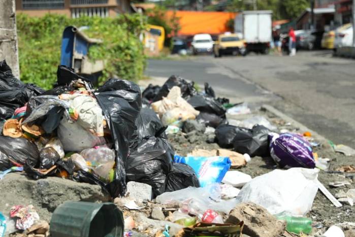 Prado aludió además al contexto político que rodea el conflicto y señaló que percibe una fuerte campaña en redes sociales, la cual —afirmó— requiere importantes recursos económicos.