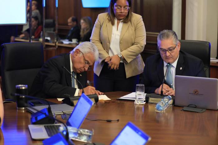 Las medidas buscan evitar interrupciones en el funcionamiento de ambas terminales, ubicadas en las entradas del Canal de Panamá.