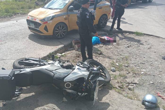 Taxista embiste contra policías.