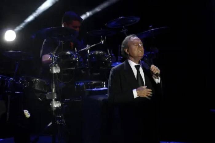 Julio Iglesias enfrenta acusaciones por presuntas agresiones sexuales: lo que se sabe del caso