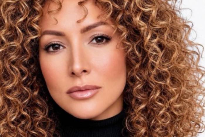 Erika agradeció al equipo de Telemundo por la oportunidad y manifestó su entuciasmo por contribuir al desarrollo artístico de jovénes talentos.