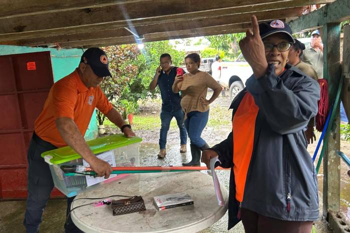 En la provincia de Bocas del Toro, las precipitaciones han provocado inundaciones y deslizamientos de tierra que mantienen activas las operaciones de respuesta de los organismos de emergencia.