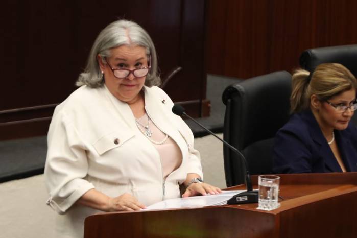 Camacho siguió reclamando derecho a réplica e intentando interrumpir nuevamente. Pero el presidente Herrera le negó la solicitud.