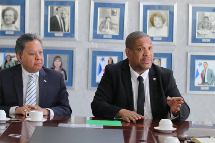 Godoy (der.) señaló que la institución da seguimiento a las obligaciones asumidas por el Estado.