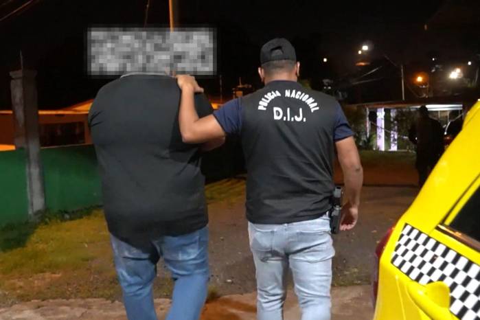 Exrepresentante de Burunga siendo detenido por agentes de la Policía Nacional.