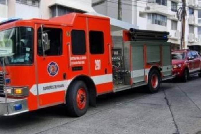 Los bomberos debieron evacuar a más de 400 personas de las tres torres del complejo.