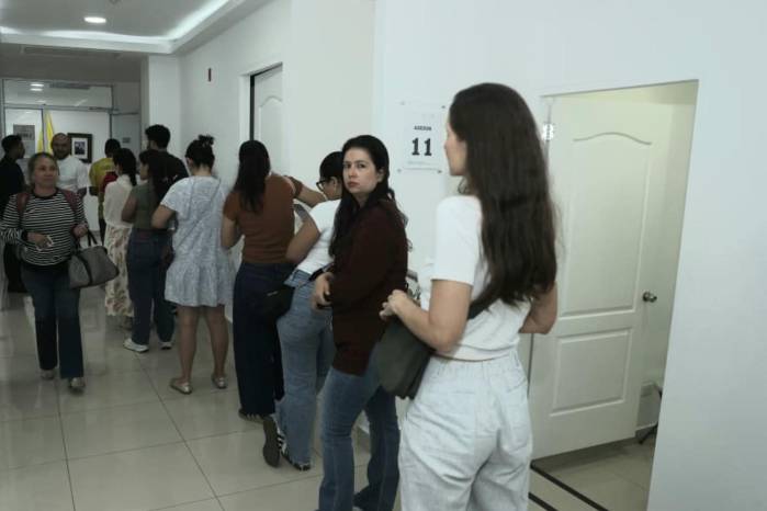 ‘El horario ha sido de 8 a 4 como corresponde y de lunes a sábado se ha desarrollado en las instalaciones de la sede o lugar de trabajo del Consulado General’, indicó Soto.