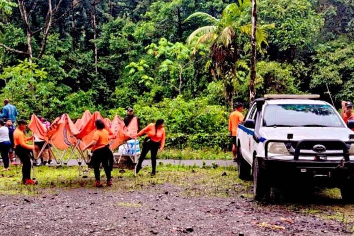 Las labores se realizan en un área caracterizada por pendientes pronunciadas, corrientes de agua y variaciones en las condiciones climáticas.