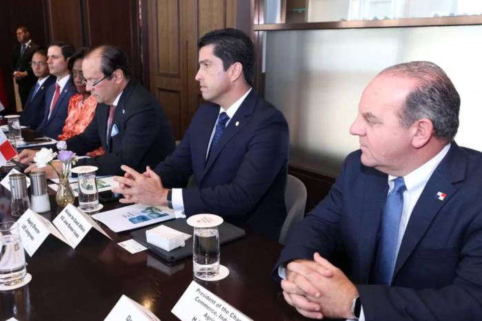 Visita oficial del ministro de Relaciones Exteriores de Panamá, Javier Martínez-Acha Vásquez, que realizó en Corea del Sur junto a otros representantes de la industria.