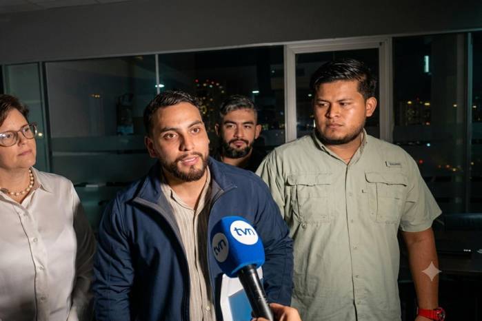 La reunión de las bancadas se extendió por más de ocho horas.
