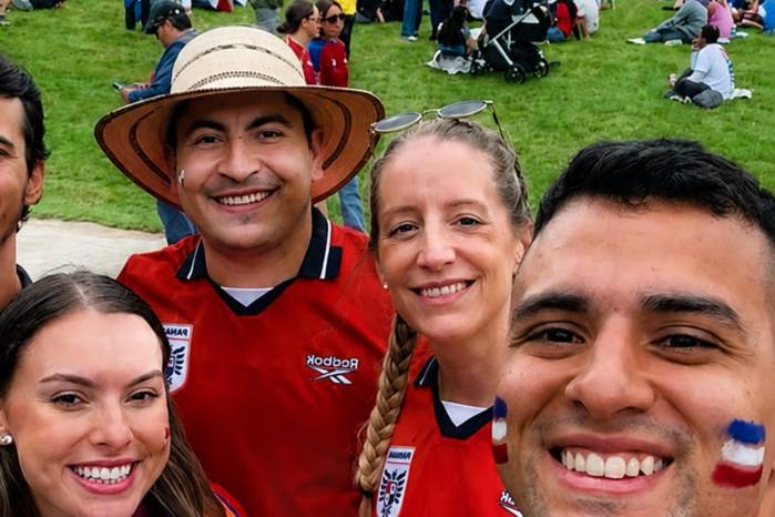 Uno de los que llamó la atención fue el diputado de la bancada Vamos, Jorge Bloise, quien apareció en una fotografía junto a aficionados panameños.