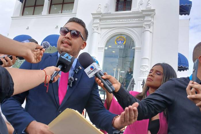 Diputado Manuel Samaniego al momento de presentar la denuncia en el Ministerio Público.
