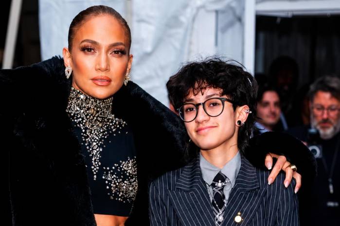 Durante años fue conocida públicamente como Emme Maribel, nombre con el que incluso participó junto a su madre en el espectáculo de medio tiempo del Super Bowl de 2020.