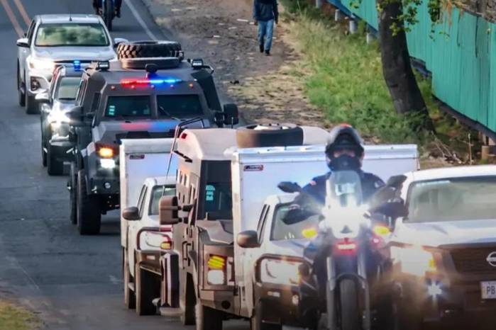 Gamboa y López están acompañados por un juez costarricense.