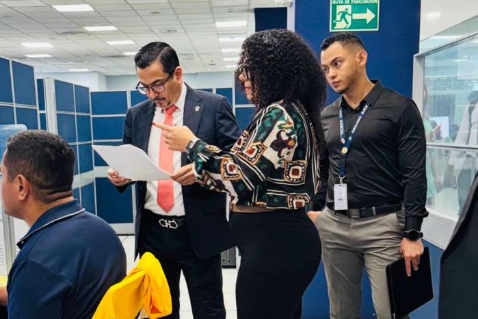 Las autoridades revisaron documentación disponible en la entidad.