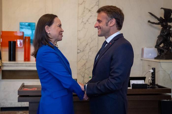 El encuentro con Macron evidencia el creciente reconocimiento internacional de María Corina Machado, quien se ha convertido en una de las principales figuras de oposición al gobierno de Nicolás Maduro.