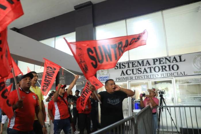 Los miembros del sindicato exigen justicia para López y Andrade.