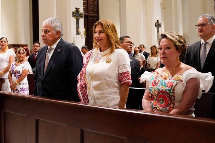 La pareja presidencial José Raúl Mulino y Maricel Cohen. junto a la presidente de la Corte María Eugenia.