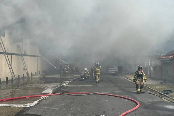 De forma preliminar, se informó que unas 12 personas se encontraban laborando en la galera al momento del incidente.