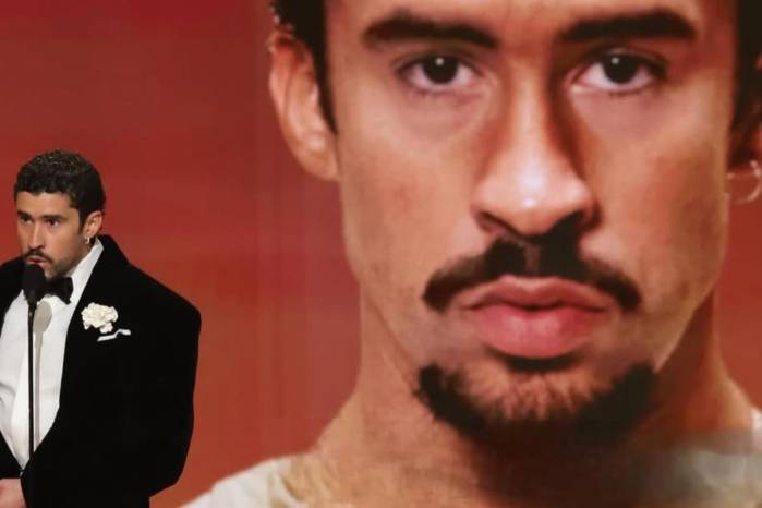 En redes sociales, especialmente en X (antes Twitter), usuarios estadounidenses han manifestado su rechazo tanto al cantante puertorriqueño como a la decisión de la NFL de elegirlo para el Half-time.