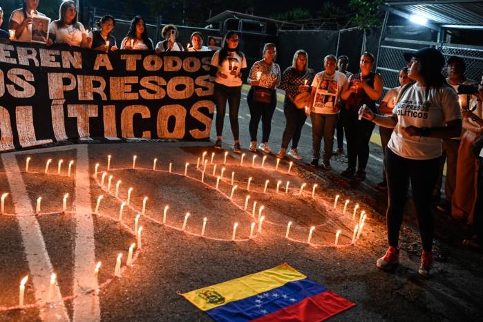 Los testimonios señalan que los reclusos permanecieron aproximadamente 45 minutos sin protección, mientras las autoridades penitenciarias no activaron protocolos de resguardo ni de evacuación.