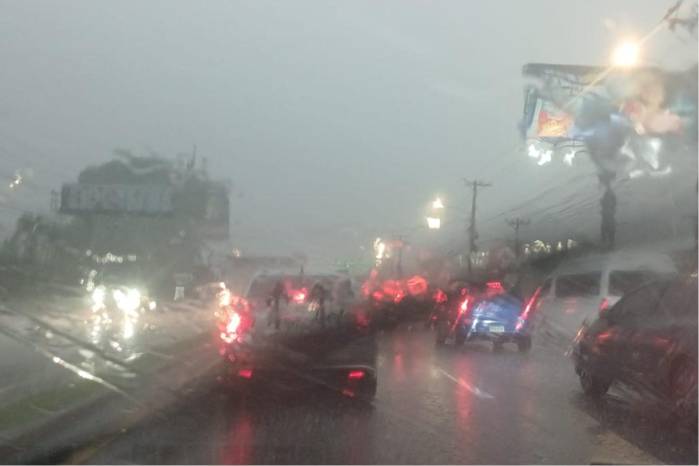 Sinaproc recomienda a la población evitar transitar por calles inundadas y conducir con velocidad reducida.