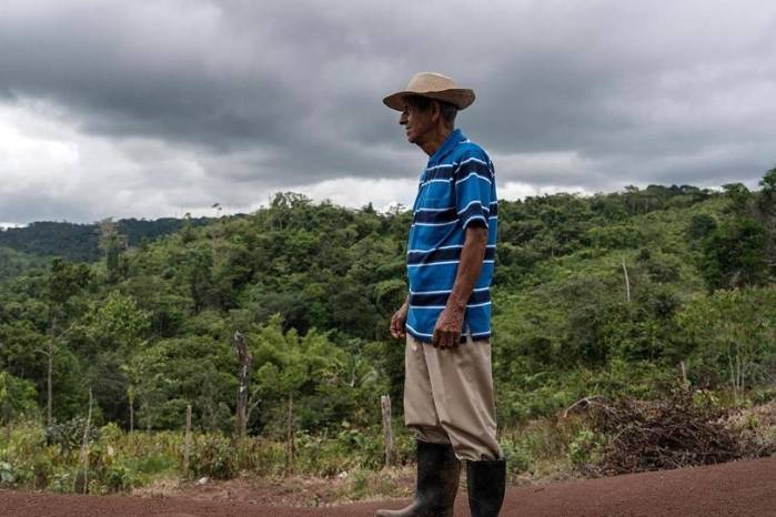 Su narrativa recopila decenas de testimonios civiles y de expertos con respecto al misterio del atentado de 1994.