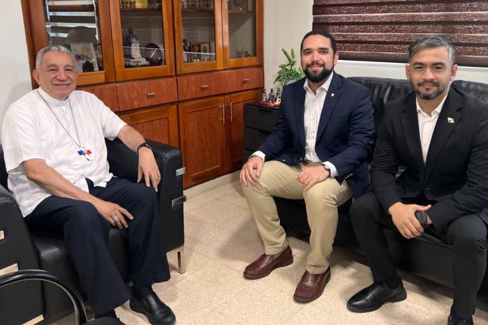 Los diputados se reunieron en la sede de la Arquidiócesis de Panamá.