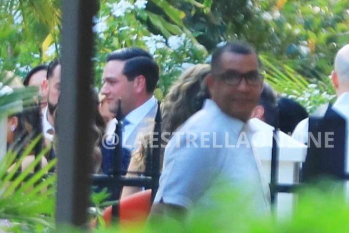 El embajador Kevin Cabrera saludo a alguno de los invitados a la recepción.