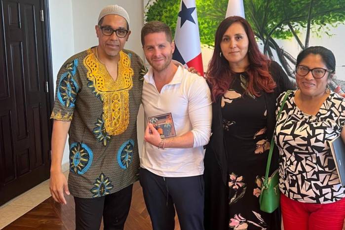 La fotografía fue captada el día del encuentro entre Pérez, Mizrachi y Zárate de Pérez. A la reunión también asistió Aleida Duarte, directora ejecutiva de la Fundación Danilo Pérez.