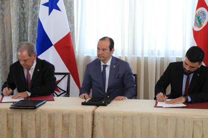 El documento lleva las firmas del secretario de la SNDF, Henry Faarup, y del presidente de INCOFER, Álvaro Bermúdez.