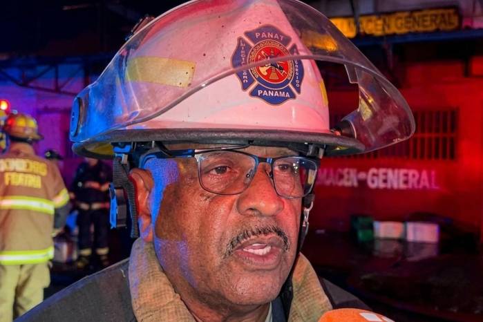 El funcionario explicó que la rápida propagación del fuego pudo haberse visto favorecida por los materiales de construcción del inmueble.