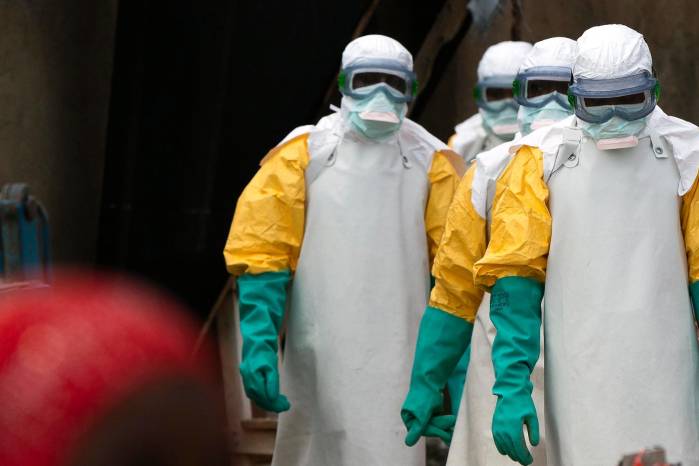 Uno de los factores que más preocupa a especialistas es que la variante detectada corresponde al virus Bundibugyo, una cepa poco frecuente para la cual actualmente no existe una vacuna aprobada.