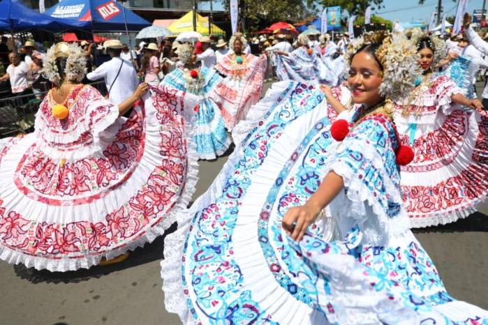 Los artesanos, ubicados en distintos puntos, observan con atención. Algunos reconocen piezas hechas por ellos mismos; otros ven pasar trabajos similares al suyo y asienten con respeto.