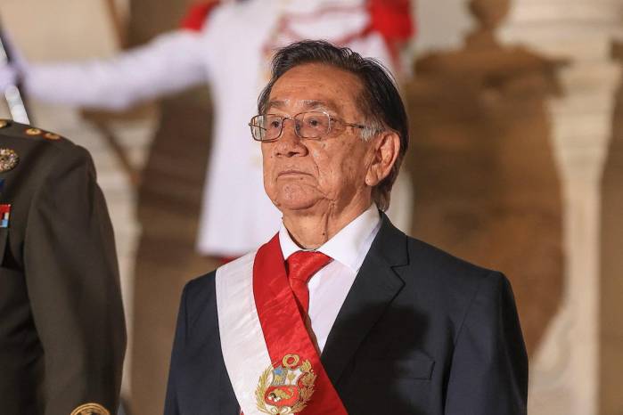 Su nombramiento se produce en un contexto de fuerte polarización y desconfianza ciudadana hacia las instituciones, por lo que su principal reto será garantizar estabilidad y conducir una transición ordenada.