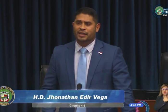 El diputado Jhonathan Vega enfrenta denuncias de un ciudadano de Dolega tras un altercado ocurrido este lunes en las instalaciones de la Asamblea Nacional.